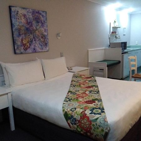 Colonial Lodge Motel Таупо Экстерьер фото