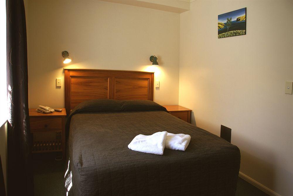 Colonial Lodge Motel Таупо Экстерьер фото