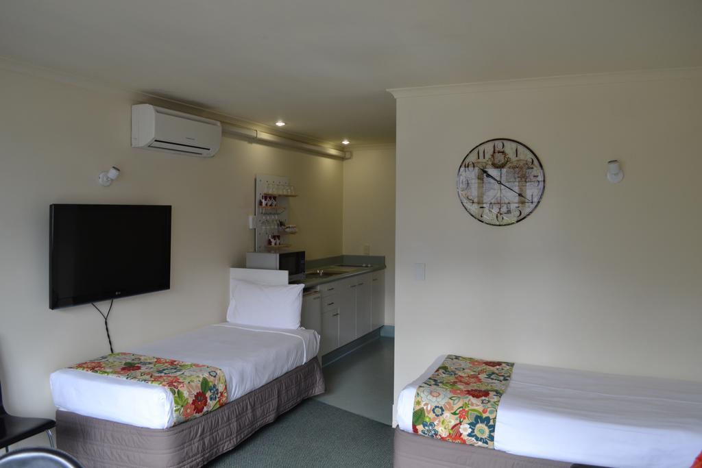 Colonial Lodge Motel Таупо Экстерьер фото