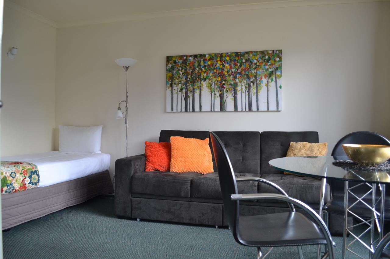 Colonial Lodge Motel Таупо Экстерьер фото