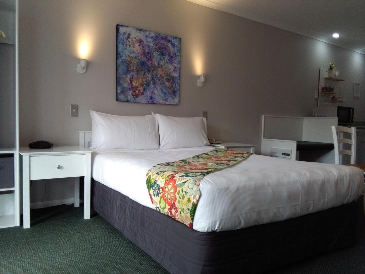 Colonial Lodge Motel Таупо Экстерьер фото