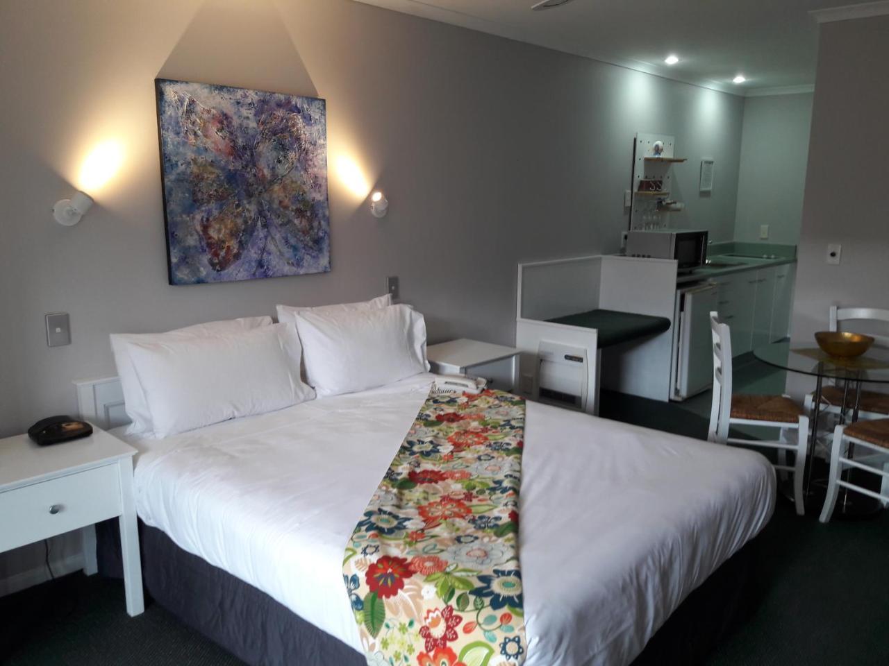 Colonial Lodge Motel Таупо Экстерьер фото