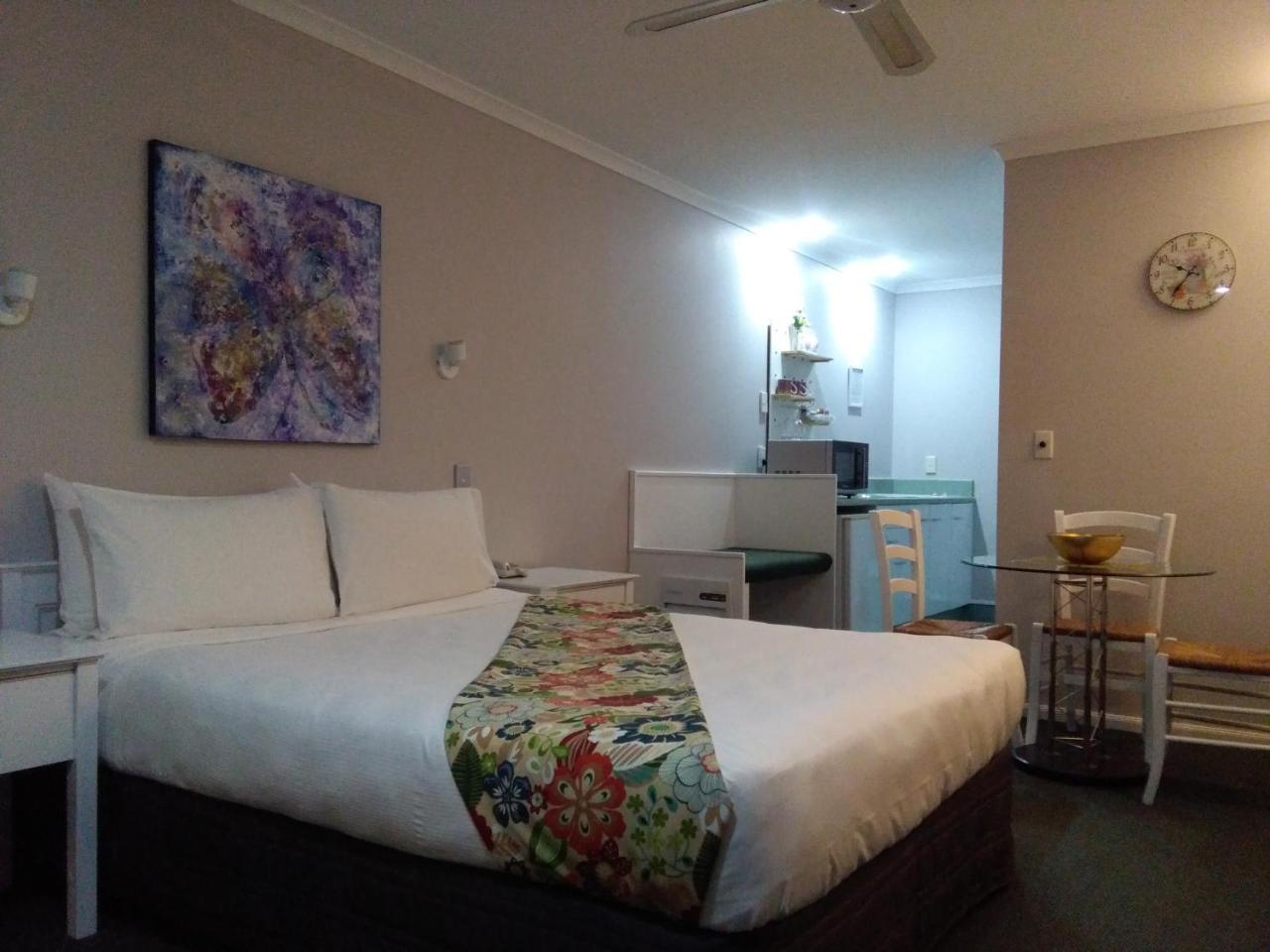 Colonial Lodge Motel Таупо Экстерьер фото
