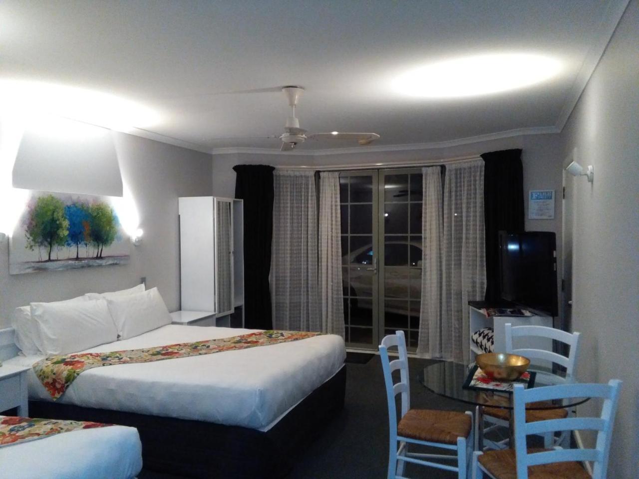 Colonial Lodge Motel Таупо Экстерьер фото