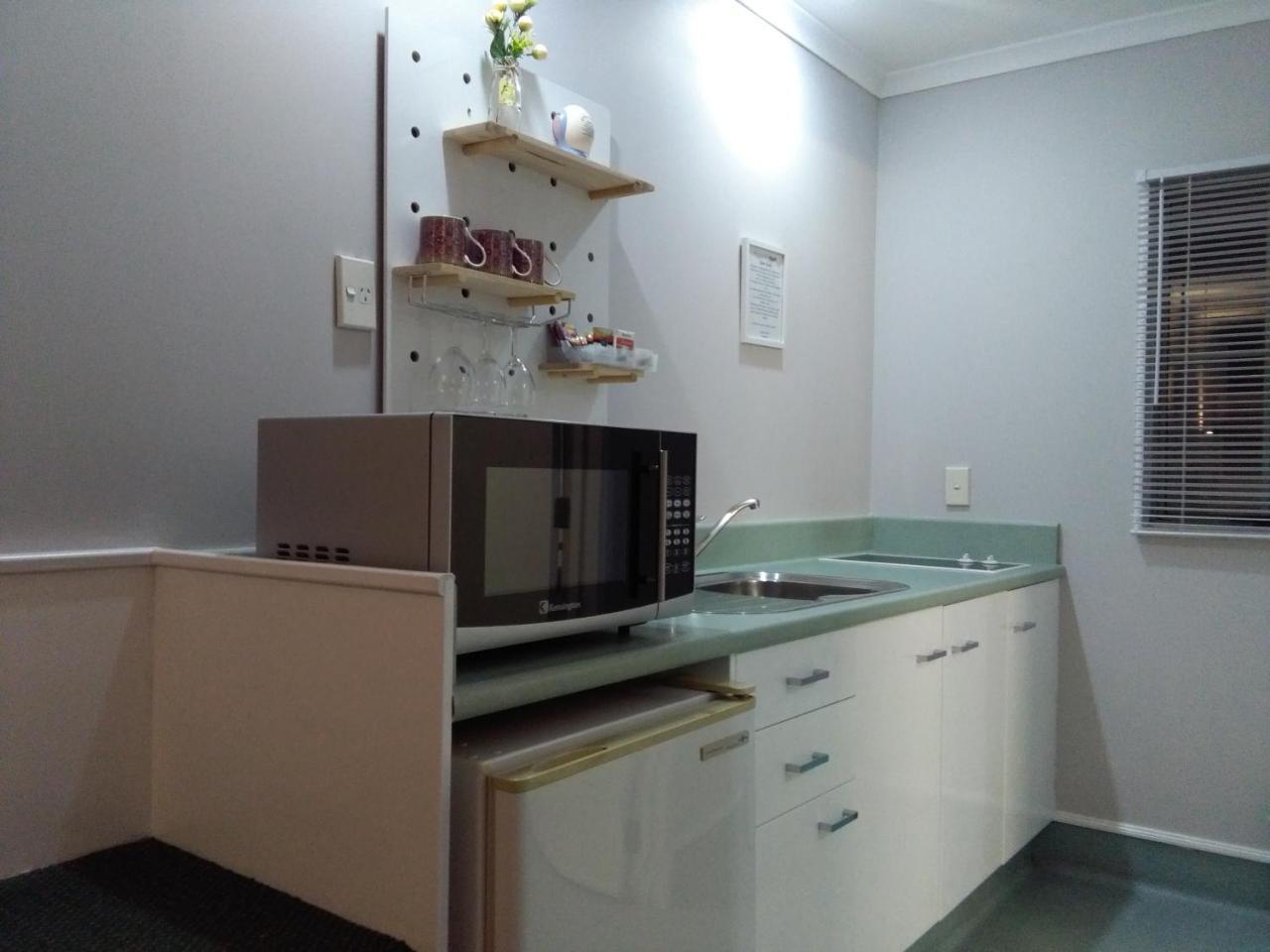 Colonial Lodge Motel Таупо Экстерьер фото