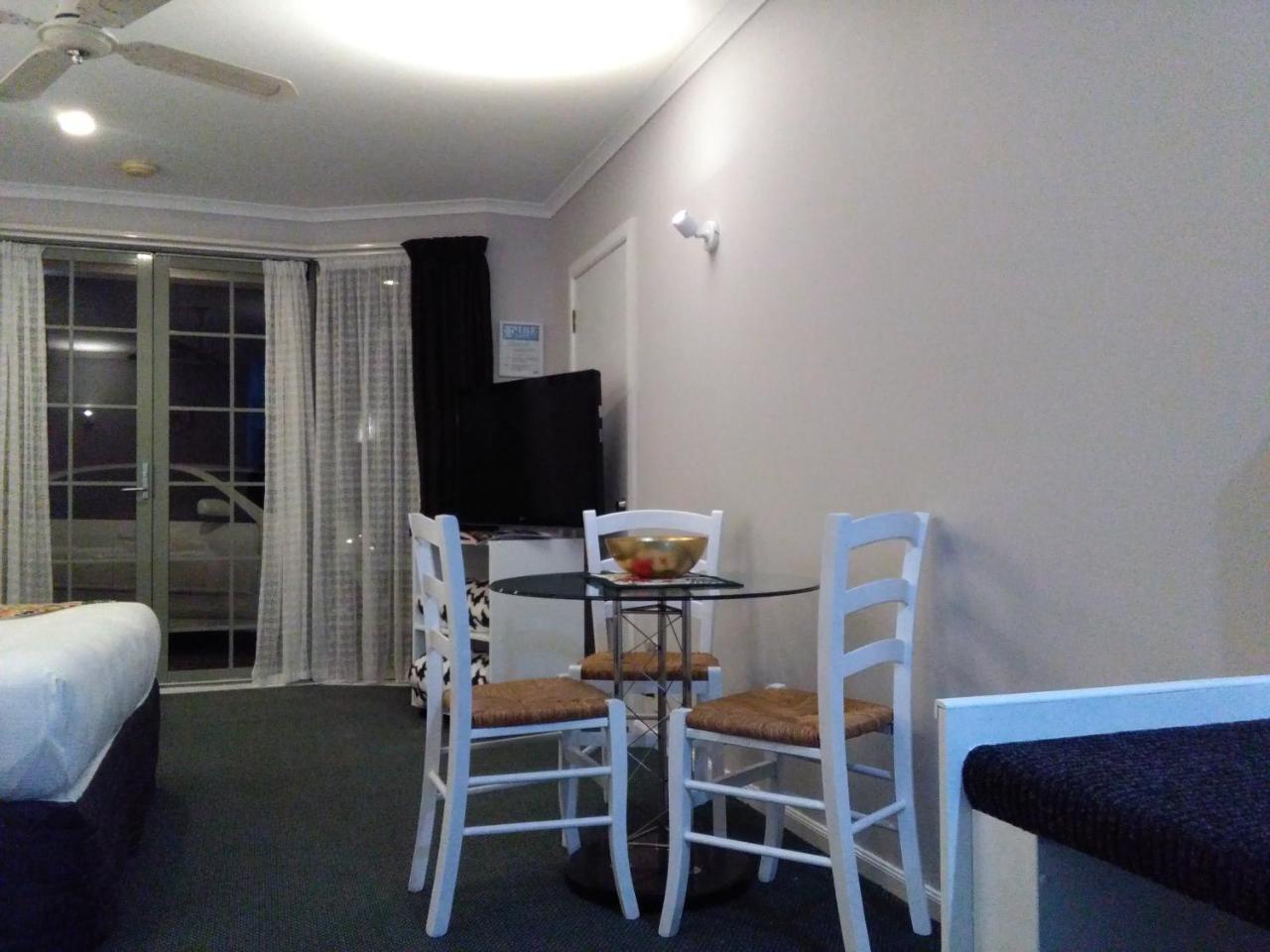Colonial Lodge Motel Таупо Экстерьер фото