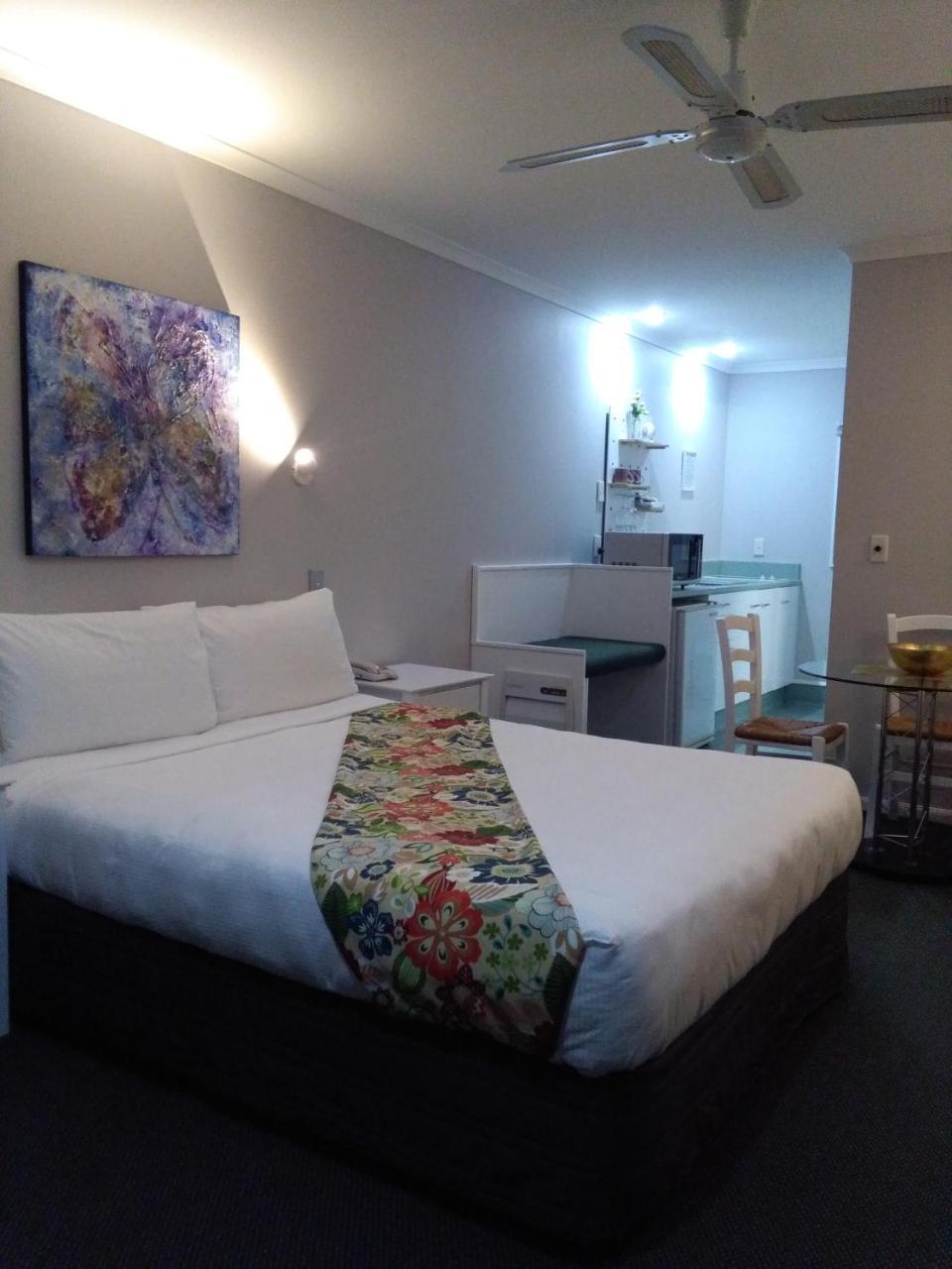 Colonial Lodge Motel Таупо Экстерьер фото