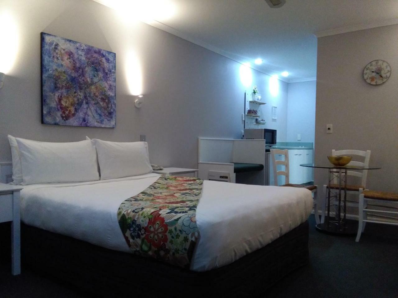 Colonial Lodge Motel Таупо Экстерьер фото