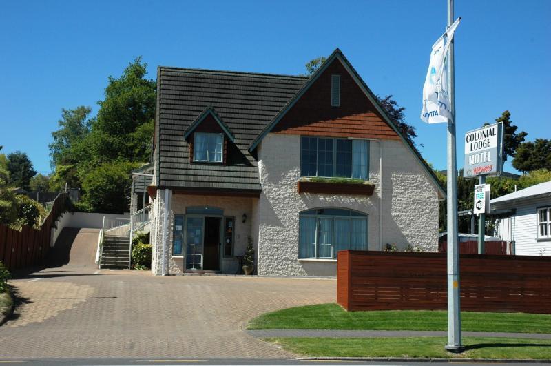 Colonial Lodge Motel Таупо Экстерьер фото